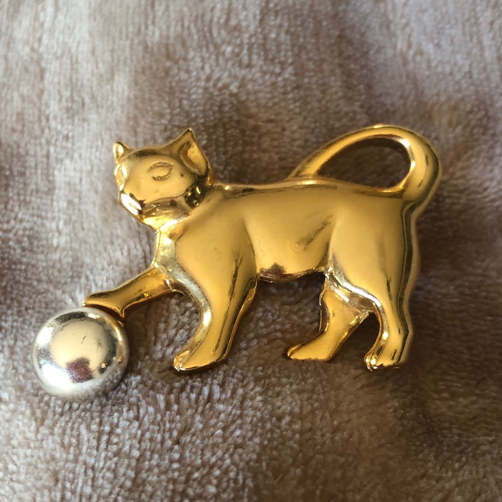 Vintage Gold tone cat brooch playing with silver tone ball